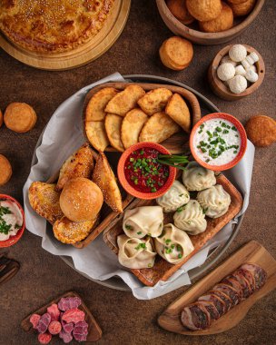 Samsa ve manti soslu çeşitli doğu yemekleri.