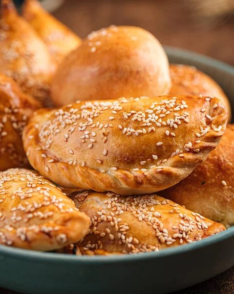 stock image Portion of assorted uzbek baked samsa pies with sesame