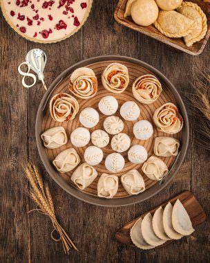 Çeşitli yarı pişmiş manti köfteleri.