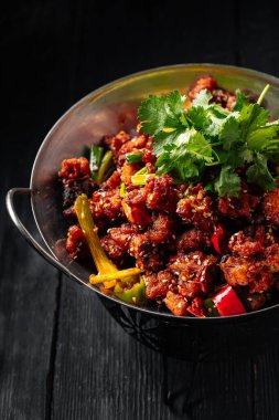 Tavada kırmızı biberli Çin usulü kızarmış tavuk.