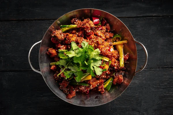 Tavada kırmızı biberli Çin usulü kızarmış tavuk.