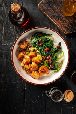 Karides ve ıspanaklı Asya pilavı.