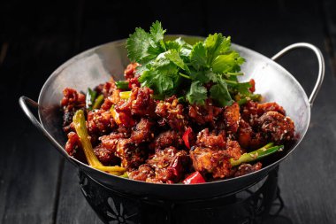 Tavada kırmızı biberli Çin usulü kızarmış tavuk.