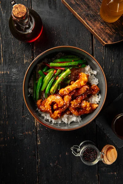닭고기와 곁들인 아시아 요리의 — 스톡 사진
