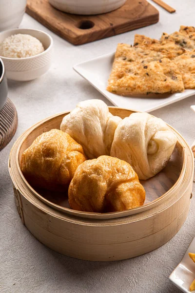 Bir Porsiyon Haşlanmış Çin Çöreği Servis Masasında — Stok fotoğraf