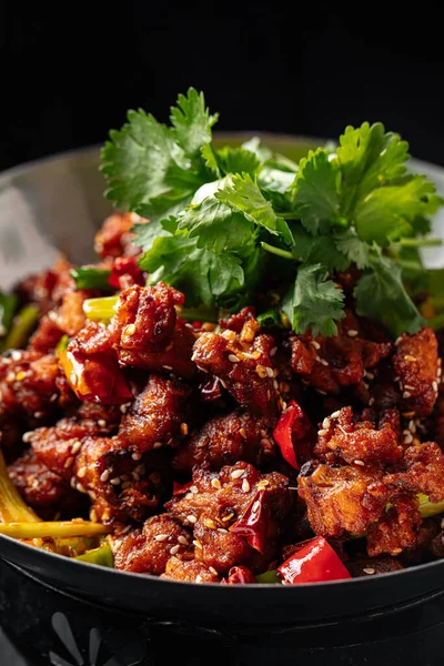 Kínai Sült Csirke Chili Borssal Egy Wok Serpenyőben — Stock Fotó