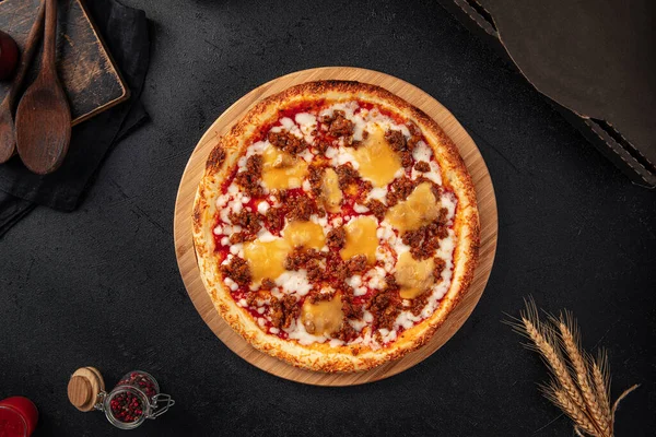 Vista Superior Sobre Pizza Com Queijo Cheddar Carne Picada — Fotografia de Stock