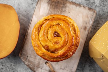 Serviste taze pişmiş tatlı kıvrımlı çörek rulosu