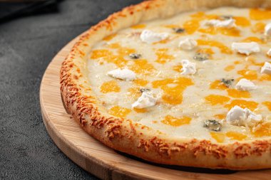Çedar peynirli ve Gorgonzola peynirli dört peynirli pizza.