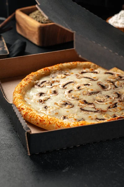 Porção Levar Pizza Cogumelos Apoiada Com Queijo — Fotografia de Stock