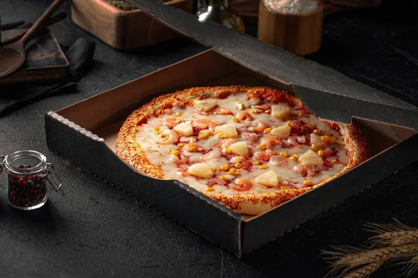 Porção Pizza Abacaxi Hawaii Take Away Com Queijo — Fotografia de Stock