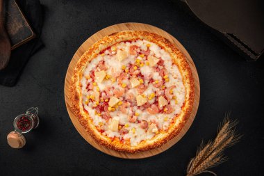 Ananaslı ve jambonlu taze Hawaii pizzası.