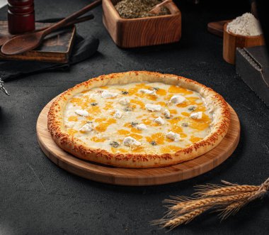 Çedar peynirli dört peynirli pizza ve gorgonzola.