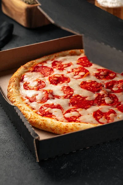 Csomagolt Pepperoni Pizza Szalámi Adagja — Stock Fotó