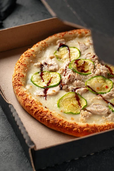 Porção Levar Pizza Embalada Com Frango Abobrinha — Fotografia de Stock