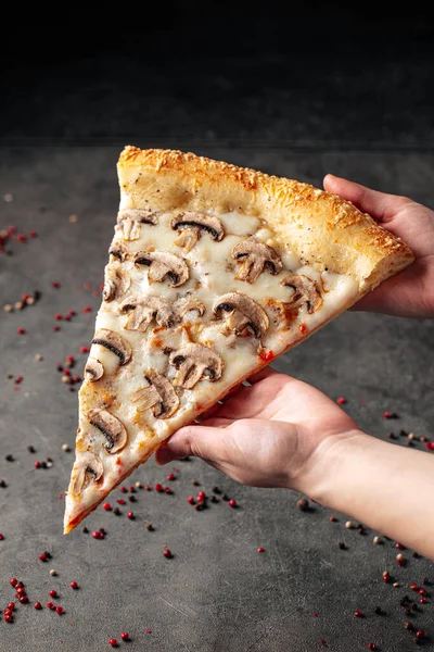 Nagy Gombás Pizzát Tartó Kezek — Stock Fotó