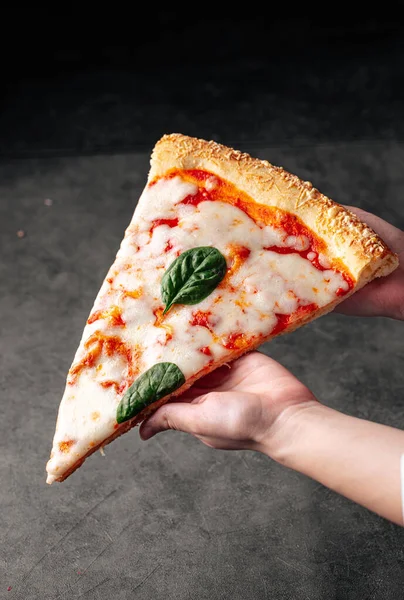 Mãos Segurando Uma Fatia Pizza Margherita Grande — Fotografia de Stock