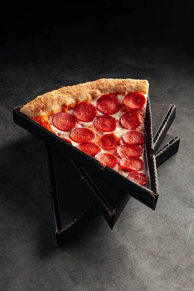 Bort Låda Med Bit Jättepepepperoni Pizza — Stockfoto
