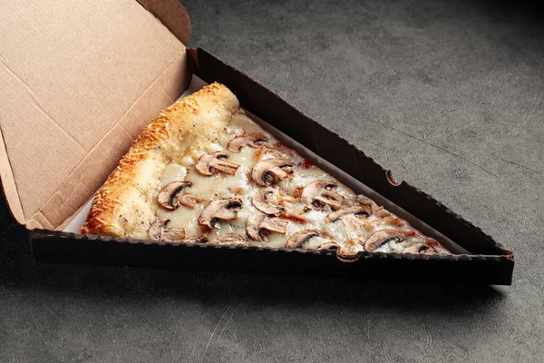 Leve Caixa Com Uma Fatia Pizza Cogumelo Gigante — Fotografia de Stock