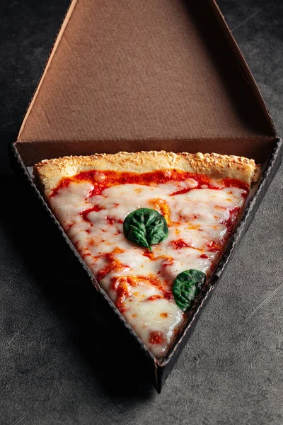 Leve Caixa Com Uma Fatia Pizza Gigante Margherita — Fotografia de Stock