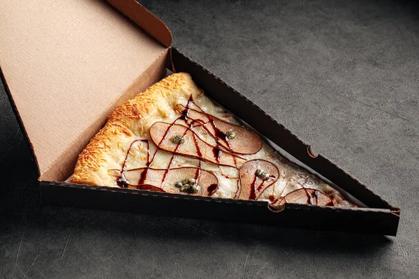 Levar Caixa Com Uma Fatia Pêra Gigante Pizza Gorgonzola — Fotografia de Stock