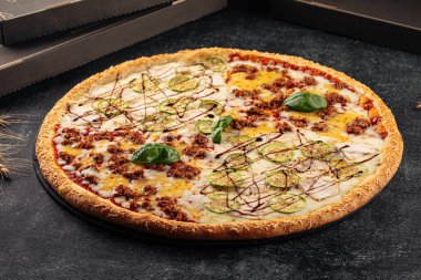 Çeşitli malzemelerle büyük boy pizza.