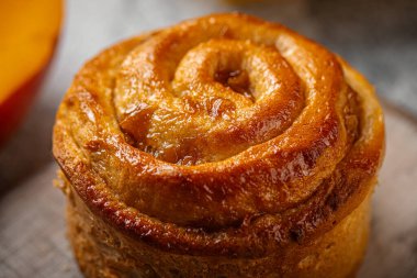 Serviste taze pişmiş tatlı kıvrımlı çörek rulosu