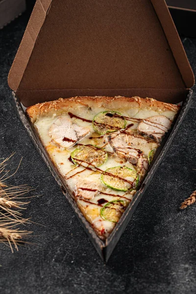 Leve Caixa Com Uma Fatia Frango Gigante Pizza Abobrinha — Fotografia de Stock