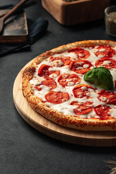 Pizza Recém Assada Pepperoni Com Queijo Manjericão — Fotografia de Stock