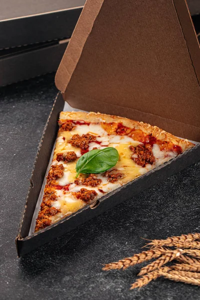 Leve Caixa Com Uma Fatia Queijo Cheddar Gigante Pizza Carne — Fotografia de Stock