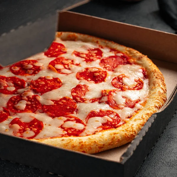Parte Levar Pizza Pepperoni Embalado Com Salame — Fotografia de Stock