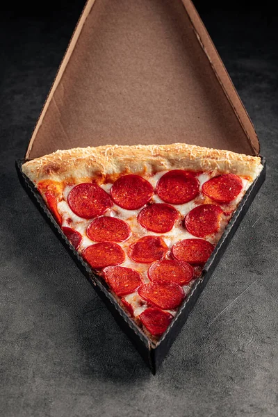 Leve Caixa Com Uma Fatia Pizza Pepperoni Gigante — Fotografia de Stock