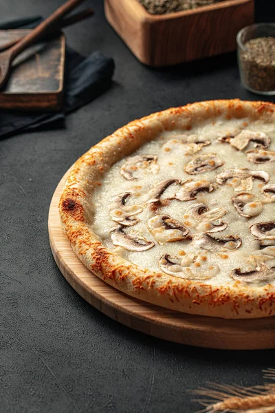 Pizza Gourmet Recém Assada Com Cogumelos Queijo — Fotografia de Stock