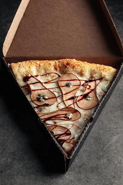 Levar Caixa Com Uma Fatia Pêra Gigante Pizza Gorgonzola — Fotografia de Stock