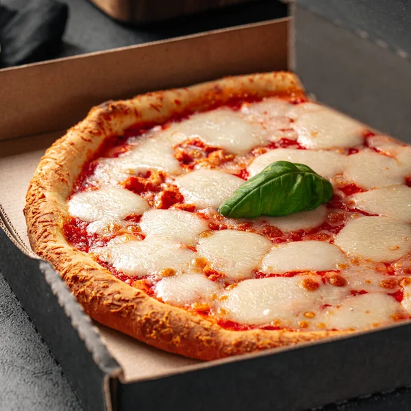 Porção Levar Pizza Margherita Apoiada Com Queijo — Fotografia de Stock