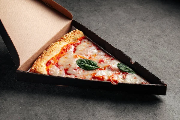 Leve Caixa Com Uma Fatia Pizza Gigante Margherita — Fotografia de Stock