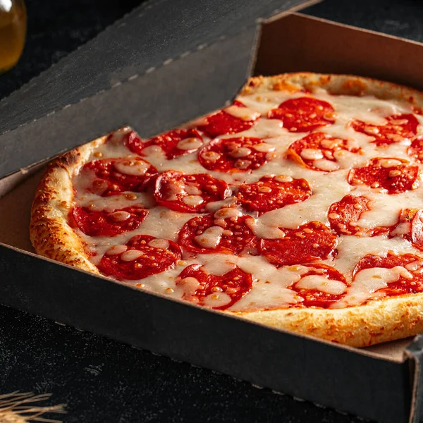 Parte Levar Pizza Pepperoni Embalado Com Salame — Fotografia de Stock
