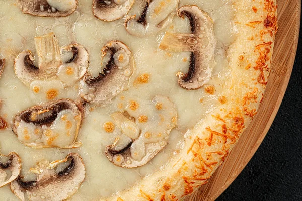 Pizza Gourmet Recém Assada Com Cogumelos Queijo — Fotografia de Stock