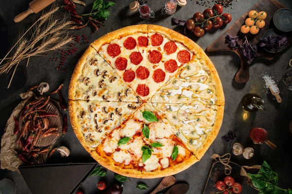Vista Superior Pizza Grande Variedade Quatro Estações Com Variedade Coberturas — Fotografia de Stock