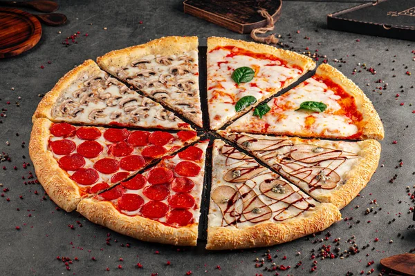 Oldalnézet Nagy Választékú Pizza Különböző Feltétekkel — Stock Fotó