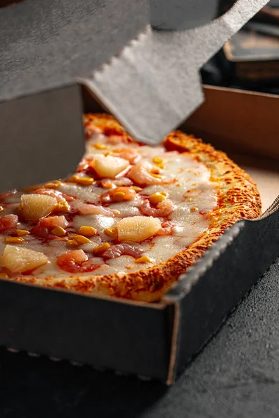Porção Pizza Abacaxi Hawaii Take Away Com Queijo — Fotografia de Stock