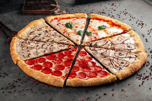 Oldalnézet Nagy Választékú Pizza Különböző Feltétekkel — Stock Fotó