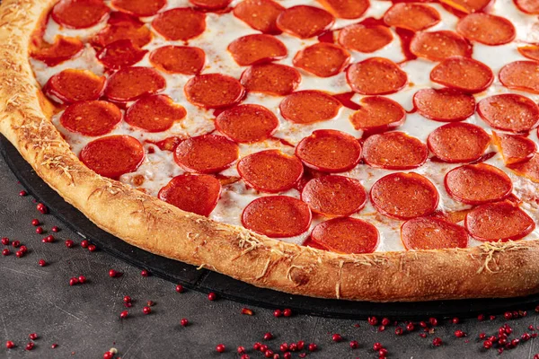Szekrény Frissen Sült Óriás Pizza Pepperónin Sajttal — Stock Fotó