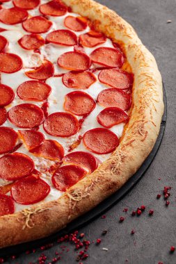 Yeni pişmiş peynirli dev pizza pepperonisine yakın plan.