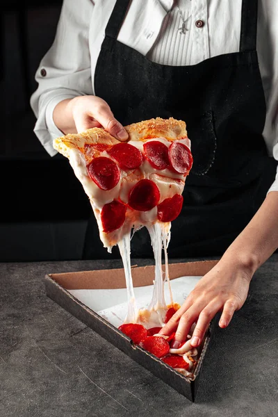 Baker Letépett Egy Szelet Pepperoni Pizzát Sajttal — Stock Fotó