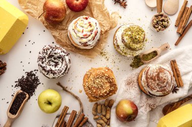 Çeşitli tatlı tarçınlı çörekler.