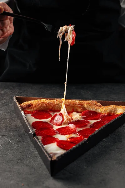 Sajtot Húz Egy Szelet Pepperónis Pizzából Villával — Stock Fotó