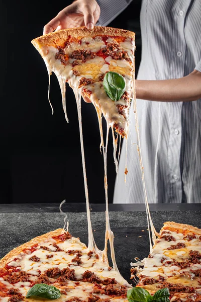Baker Levesz Egy Szelet Pizzát Sajttal Darált Marhahússal — Stock Fotó
