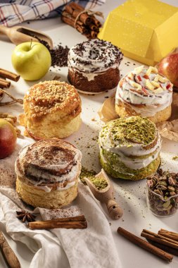 Çeşitli tatlı tarçınlı çörekler.