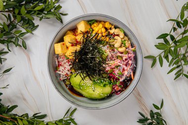 Tofu ve sebzeli dürüm kasesi porsiyonu.